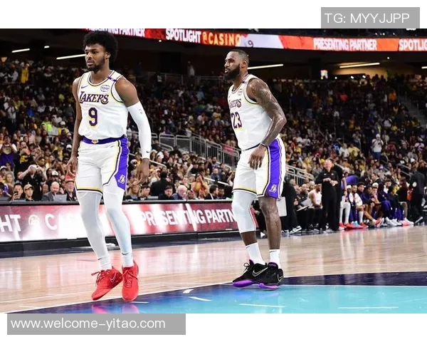 父子同台创历史詹姆斯与布朗尼在NBA赛场上携手共进